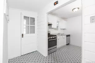 160 Austin St, Lindenhurst, NY 11757 - Photo 12