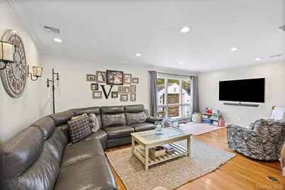 527 Spruce Lane, East Meadow, NY 11554 - Photo 8