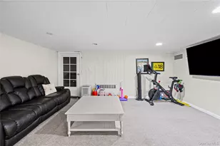 527 Spruce Ln, East Meadow, NY 11554 - Photo 32