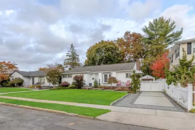 527 Spruce Lane, East Meadow, NY 11554 - Photo 4