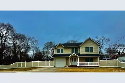 285 Daniel Street, Lindenhurst, NY 11757 - Photo 2