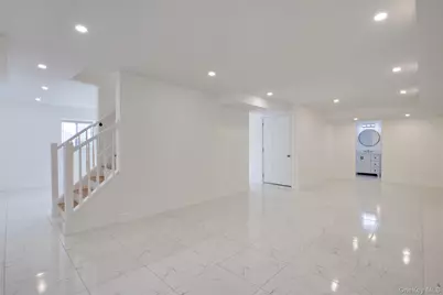 1 Manhasset Avenue, Port Washington, NY 11050 - Photo 20