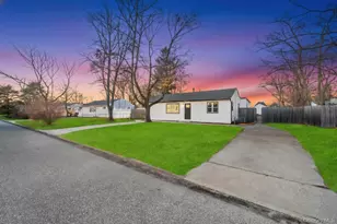 27 Ash St, Central Islip, NY 11722 - Photo 4