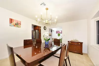 116 Nottingham Road, Manhasset Hills, NY 11040 - Photo 6