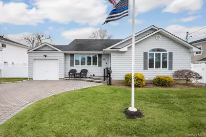 525 Roosevelt Avenue, Massapequa Park, NY 11762 - Photo 2