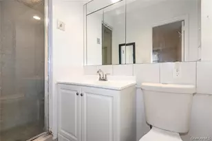 25 Canterbury Rd, Great Neck, NY 11021 - Photo 14