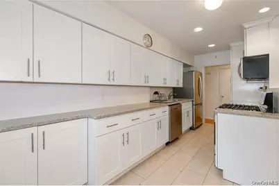 25 Canterbury Road #2F, Great Neck, NY 11021 - Photo 8