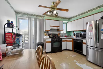 327 Willow Road E, New York, NY 10314 - Photo 10