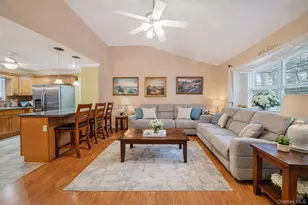 7 Poinsetta Ave, Middle Island, NY 11953 - Photo 4