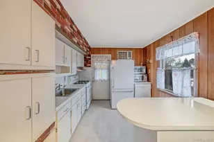 81 Hale St, Brentwood, NY 11717 - Photo 8