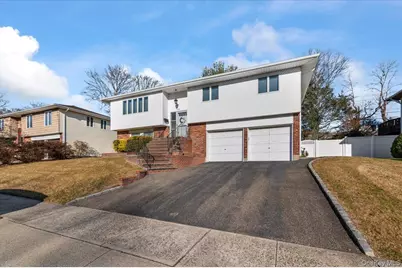 53 Beaumont Drive, Plainview, NY 11803 - Photo 2