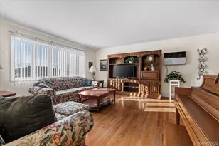 53 Beaumont Dr, Plainview, NY 11803 - Photo 4