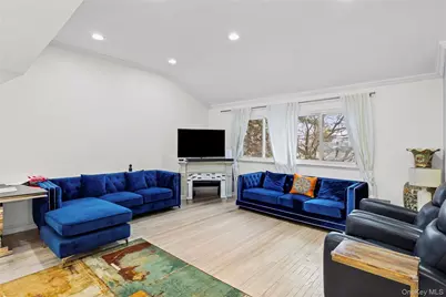 18 South Drive, New Hyde Park, NY 11040 - Photo 2