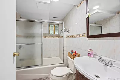 18 South Drive, New Hyde Park, NY 11040 - Photo 18