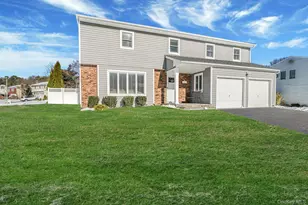 49 Gainsborough Rd, Holbrook, NY 11741 - Photo 2