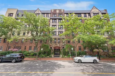 4 Maple Dr #1J, Great Neck, NY 11021 - Photo 2