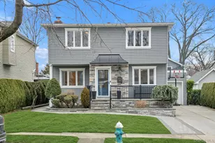 39 Corwin Ave, New Hyde Park, NY 11040 - Photo 2