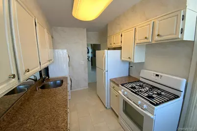 27010 Grand Central Parkway #17E, Floral Park, NY 11005 - Photo 14