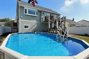 22 Wilshire Ct, Freeport, NY 11520 - Photo 2