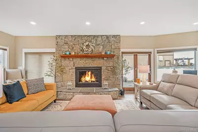 120 Neptune Place, Massapequa, NY 11758 - Photo 8