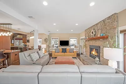 120 Neptune Place, Massapequa, NY 11758 - Photo 10