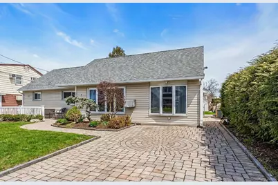 9 Blanche Street Street, Plainview, NY 11803 - Photo 2