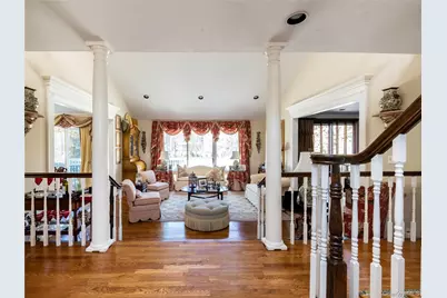 2 Bonnie Lynn Court, Roslyn, NY 11576 - Photo 2