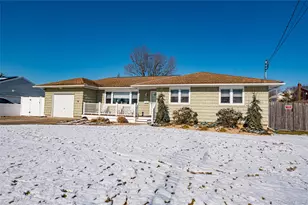 221 Young St, West Babylon, NY 11704 - Photo 2