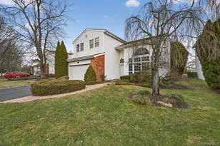 27 Hamlet Dr, Commack, NY 11725 - Photo 2