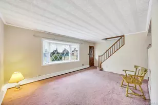 10 Grape Ln, Hicksville, NY 11801 - Photo 8