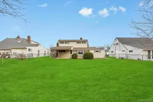 10 Grape Ln, Hicksville, NY 11801 - Photo 26