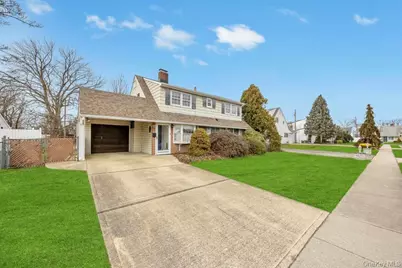 10 Grape Lane, Hicksville, NY 11801 - Photo 2