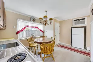 10 Grape Ln, Hicksville, NY 11801 - Photo 4