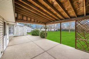 10 Grape Ln, Hicksville, NY 11801 - Photo 24