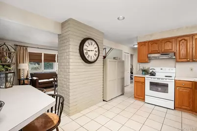 16 Dahlia Lane, Wantagh, NY 11793 - Photo 10