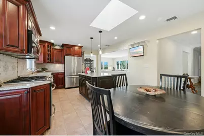 205 Oak Neck Lane, West Islip, NY 11795 - Photo 6