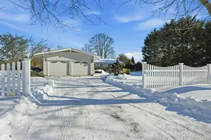 205 Oak Neck Ln, West Islip, NY 11795 - Photo 2