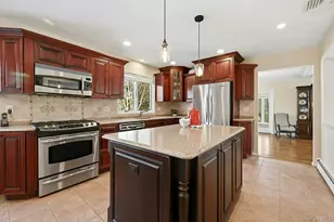 205 Oak Neck Ln, West Islip, NY 11795 - Photo 14