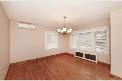 198 Warner Avenue, Roslyn Heights, NY 11577 - Photo 14