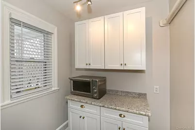 198 Warner Avenue, Roslyn Heights, NY 11577 - Photo 20