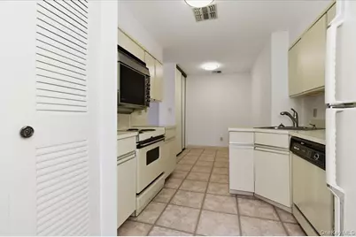 99 S Park Avenue #314, Rockville Centre, NY 11570 - Photo 6