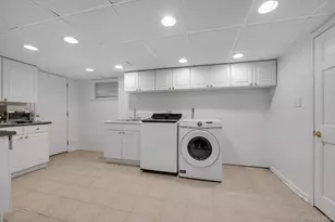 8 Willow Rd, New Hyde Park, NY 11040 - Photo 24