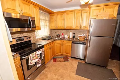 385 Beacon Avenue, Lindenhurst, NY 11757 - Photo 4