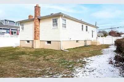 385 Beacon Avenue, Lindenhurst, NY 11757 - Photo 18