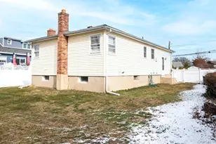 385 Beacon Ave, Lindenhurst, NY 11757 - Photo 18