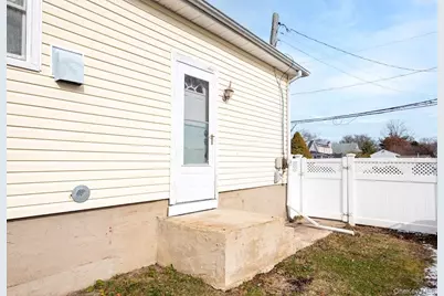 385 Beacon Avenue, Lindenhurst, NY 11757 - Photo 20