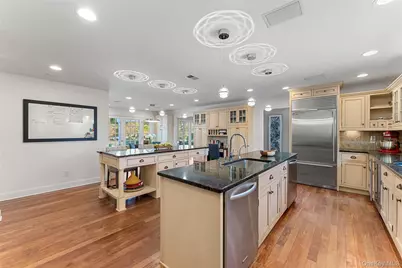 110 Round Hill Road, Scarsdale, NY 10583 - Photo 14
