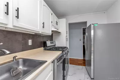 100 Clinton Avenue #4M, Mineola, NY 11501 - Photo 12