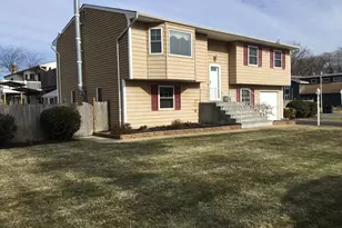 26 Charles Cir, Islip, NY 11751 - Photo 2