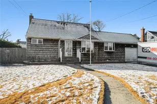 54 31st St, Copiague, NY 11726 - Photo 2